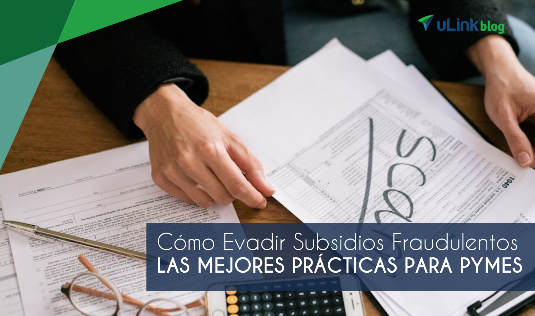 Una persona sosteniendo un formulario que dice “Scam,” sobre un escritorio con una calculadora.