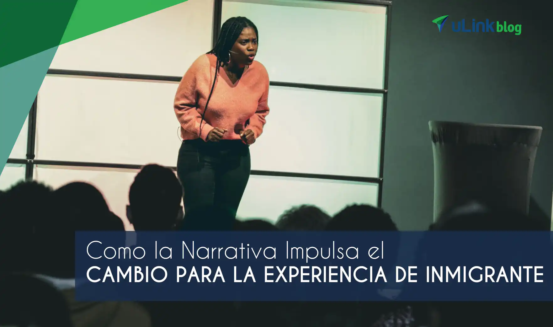 Inmigrante contando su historia en el escenario