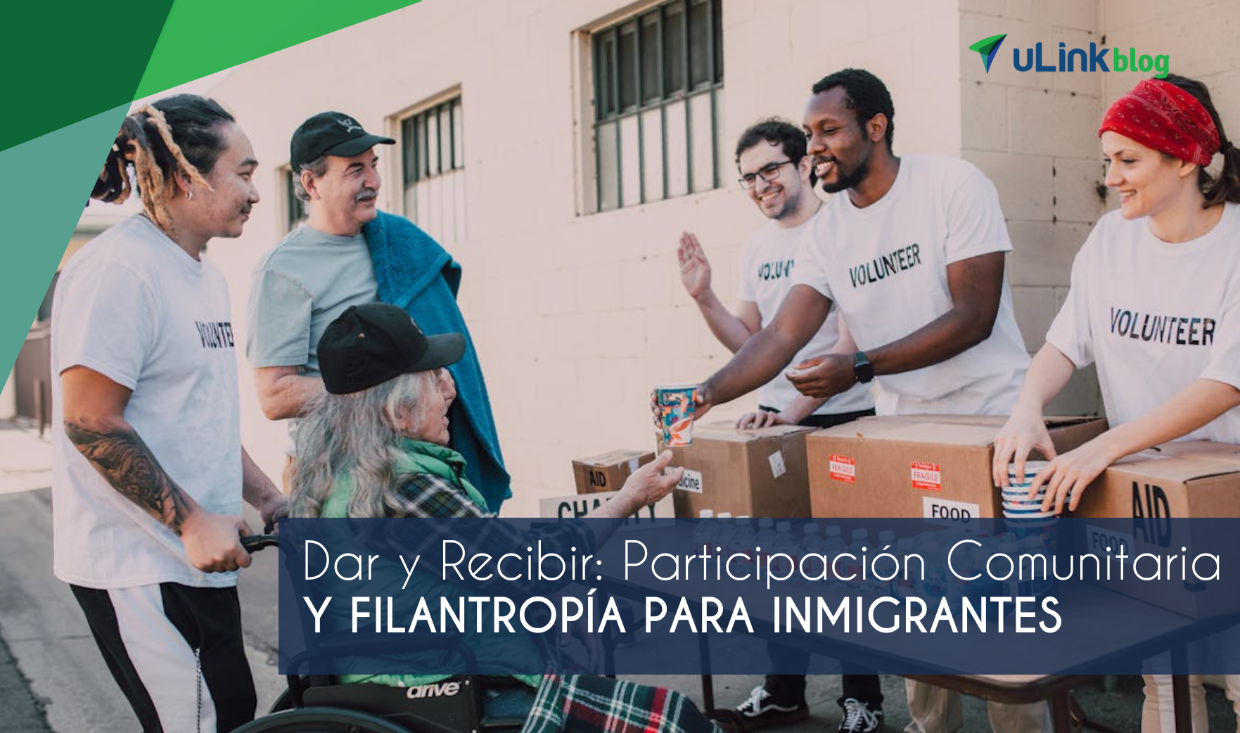 Un grupo de voluntarios ayudando a una persona mayor en una silla de ruedas en un evento de caridad