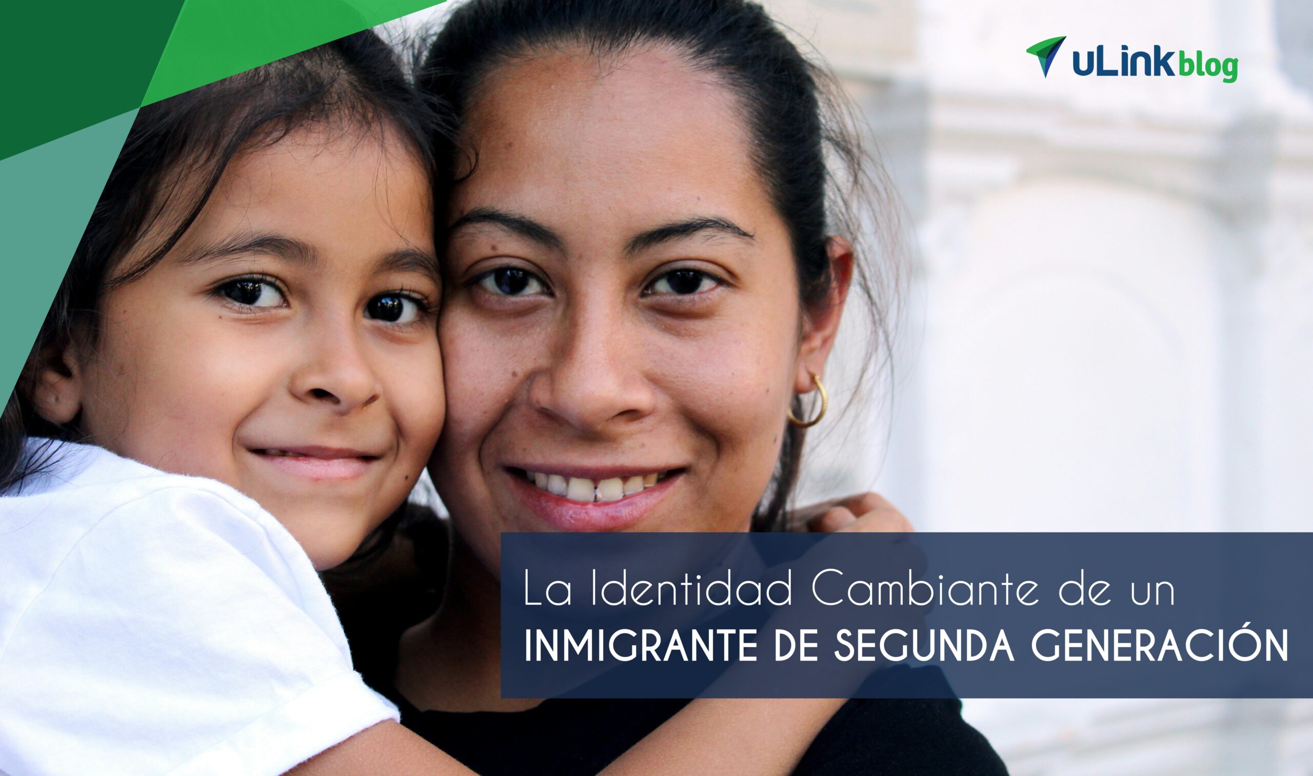 Una mujer y su hija, inmigrante de segunda generación, sonriendo.