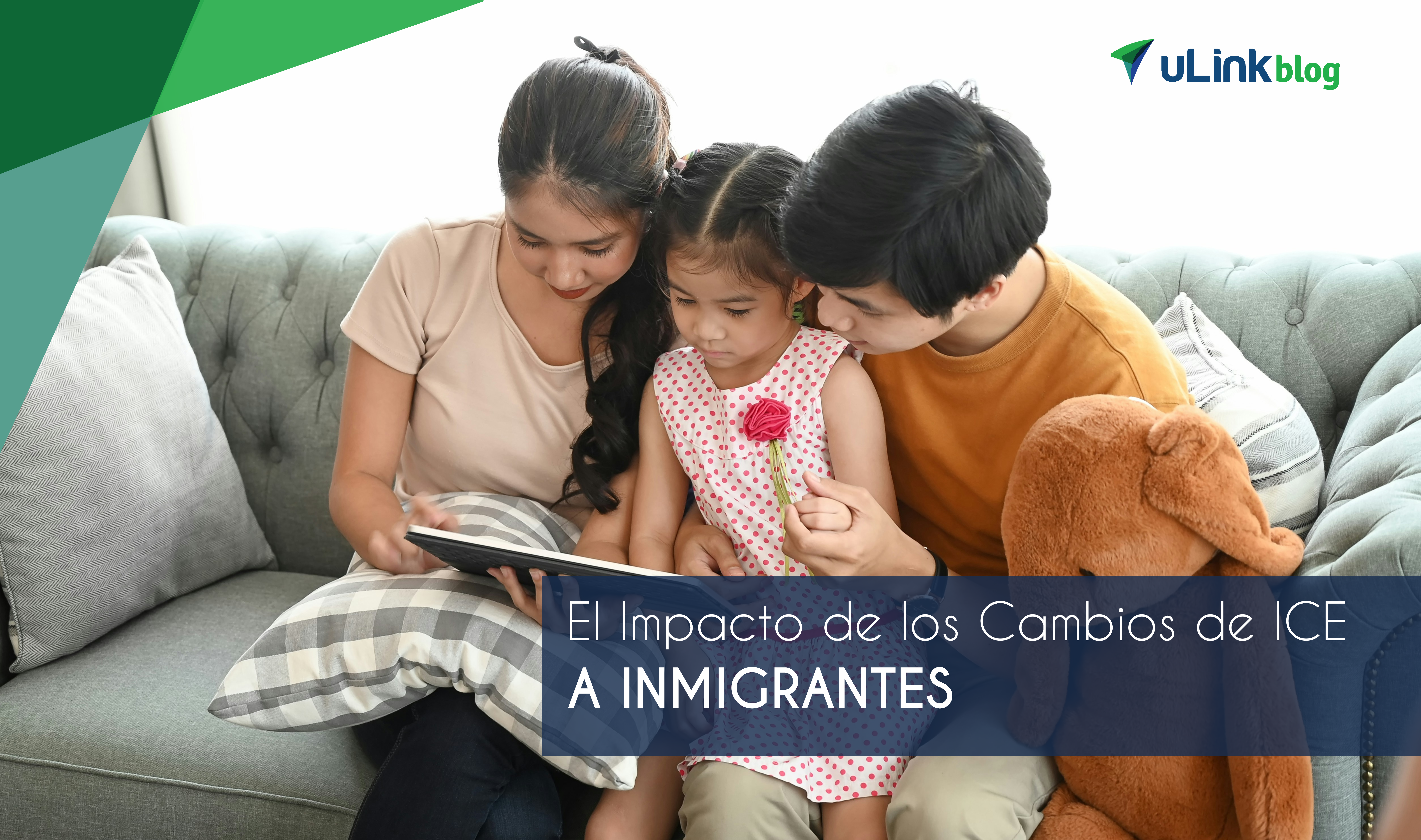 Familia mirando una tablet en el sofá.