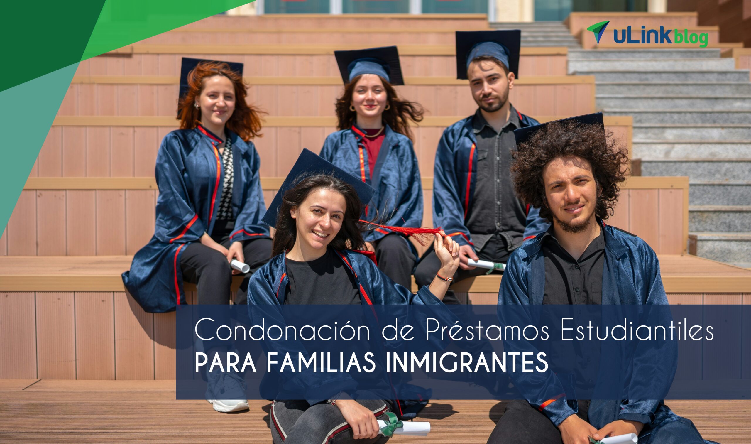 Un grupo de estudiantes de universidad inmigrantes sentados, viendo a la cámara.