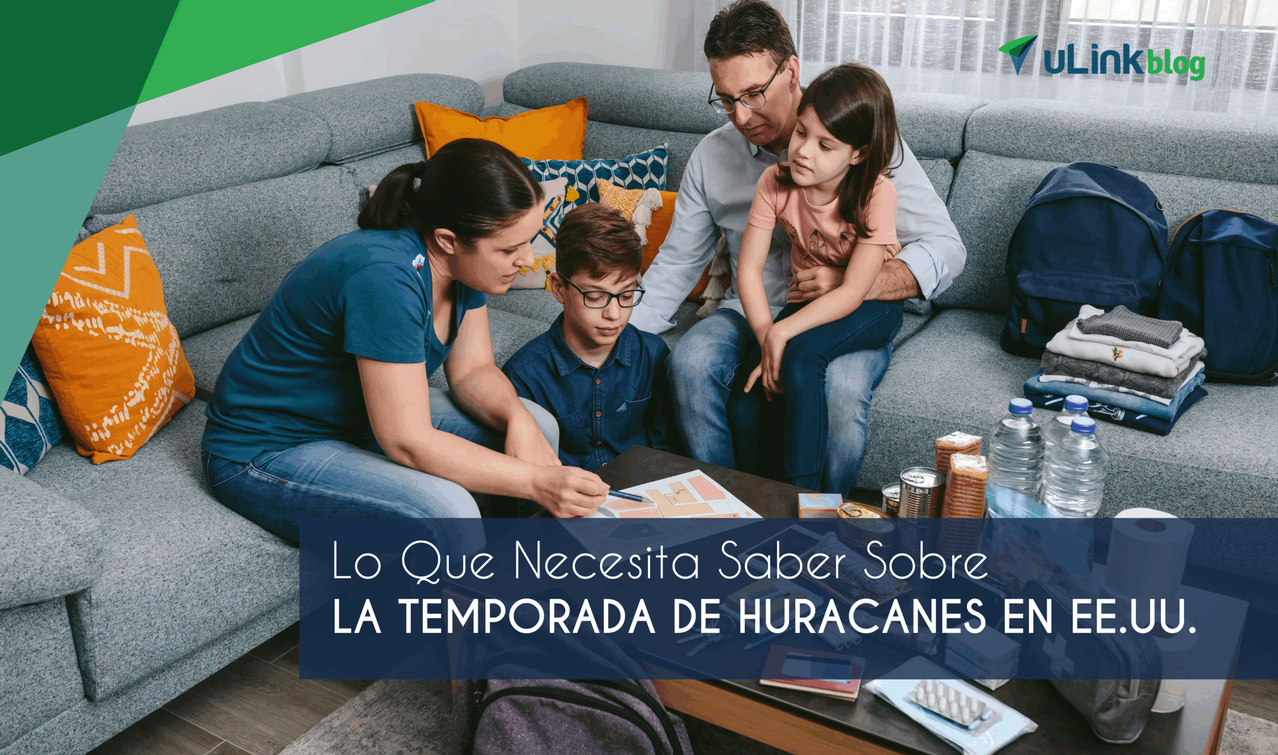 Una familia mirando un mapa y preparándose para una emergencia con suministros como agua, comida y un botiquín de primeros auxilios.