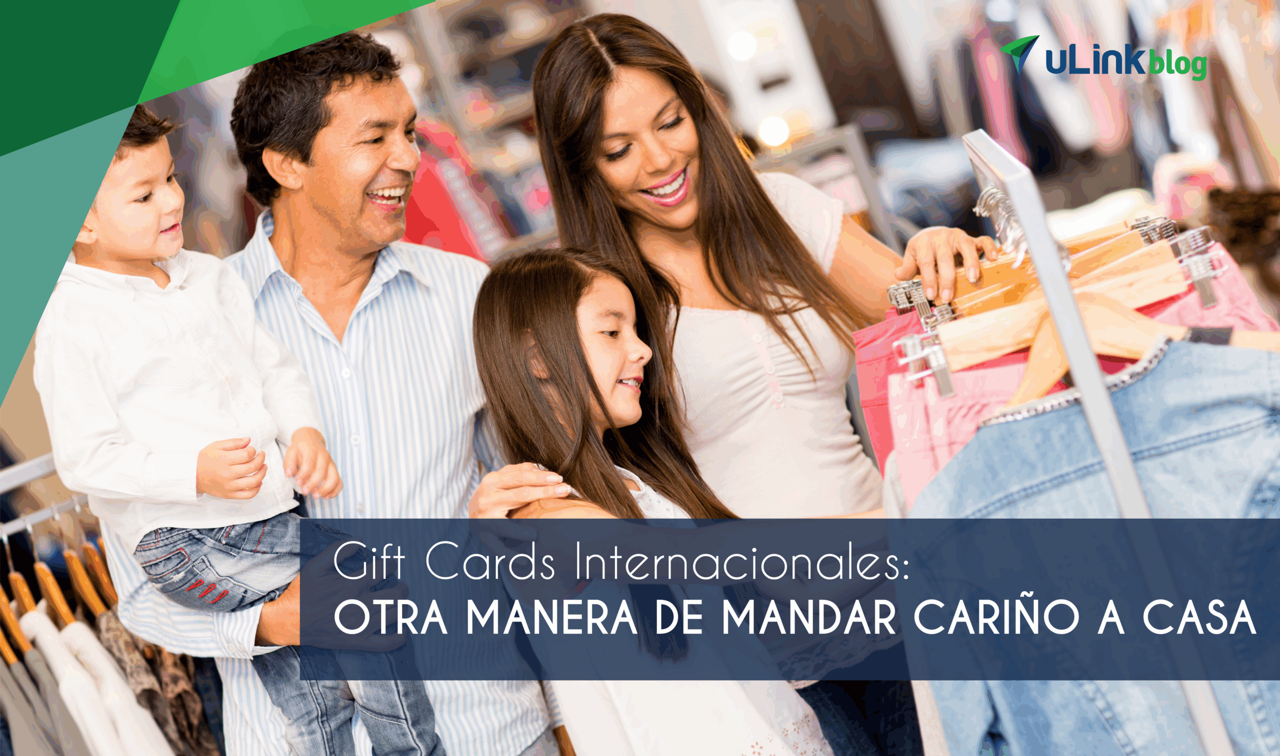 Una familia de cuatro comprando en una tienda.