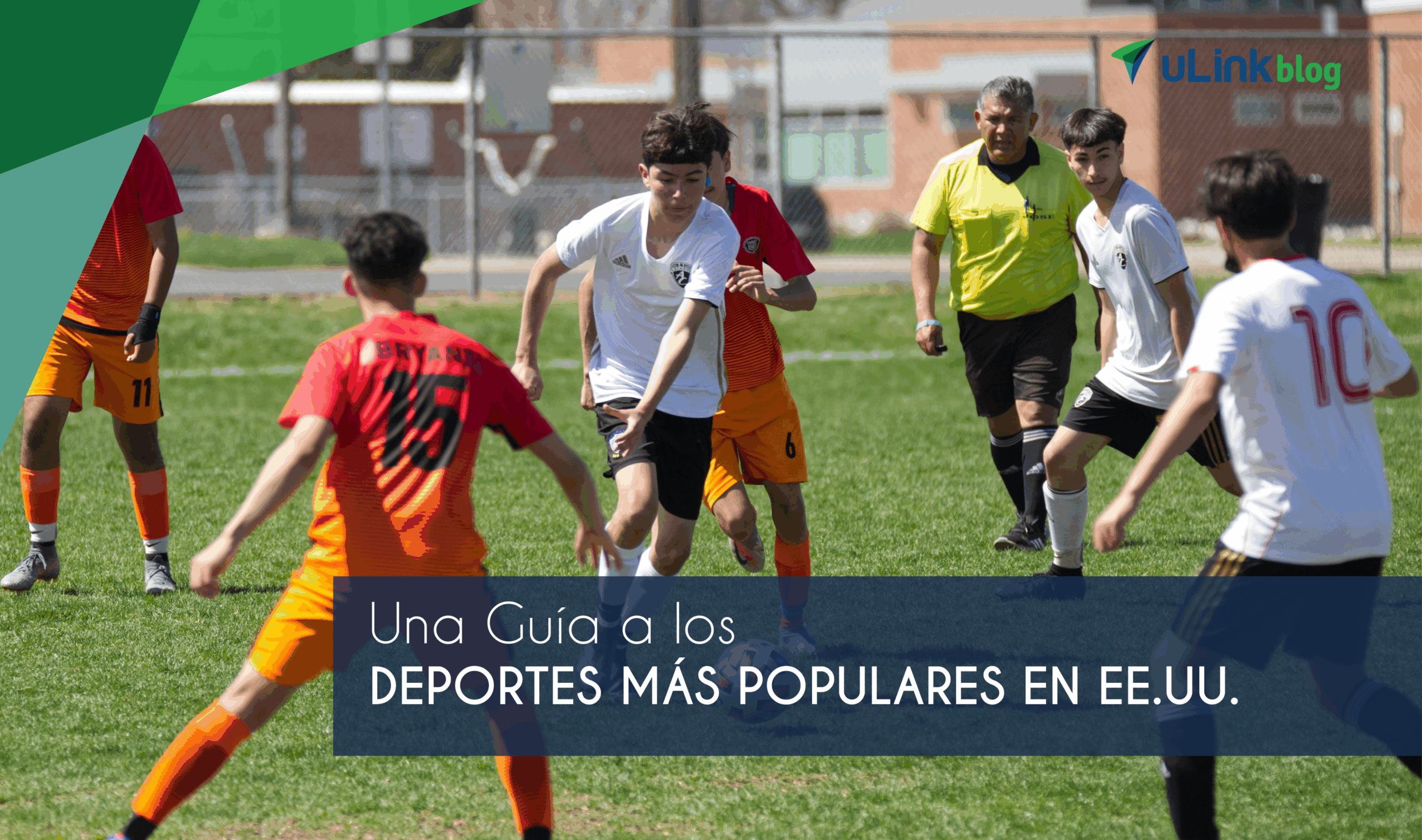 Jóvenes jugando soccer.