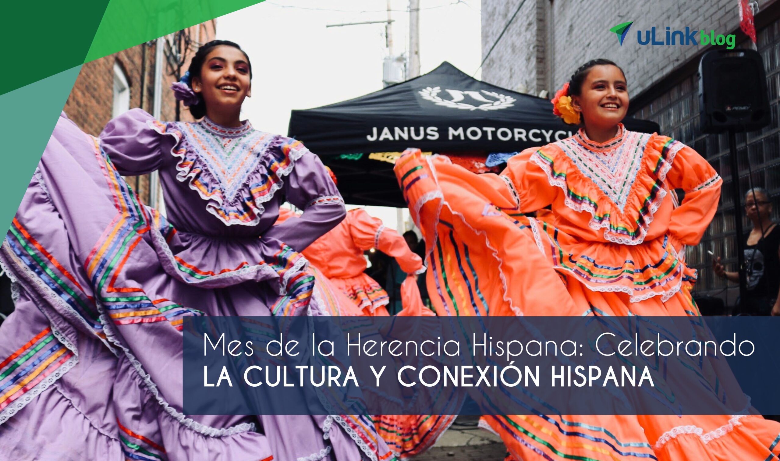Bailarinas con vestidos tradicionales coloridos se presentan durante una celebración callejera por el Mes de la Herencia Hispana.