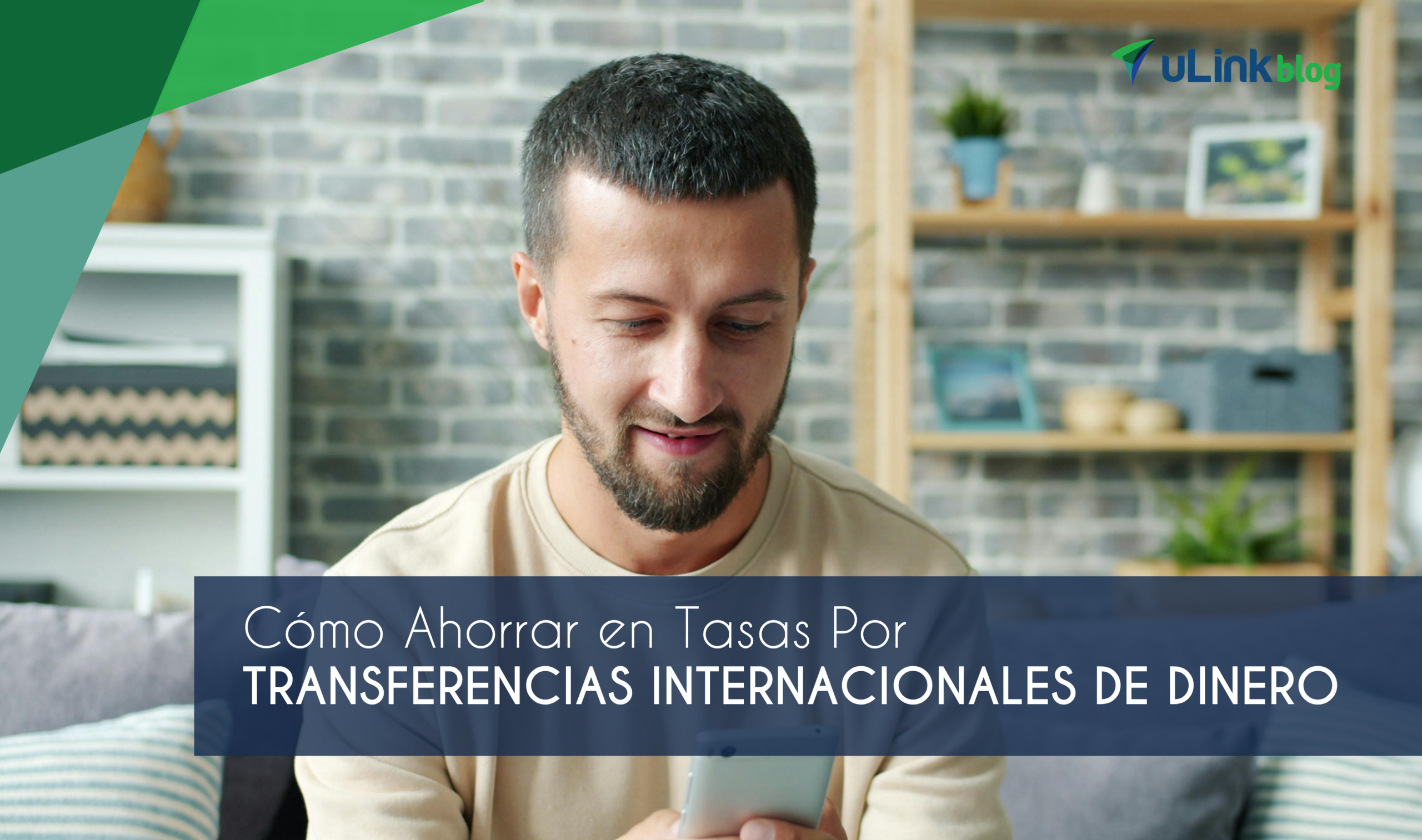 Hombre enviando dinero desde un smartphone.